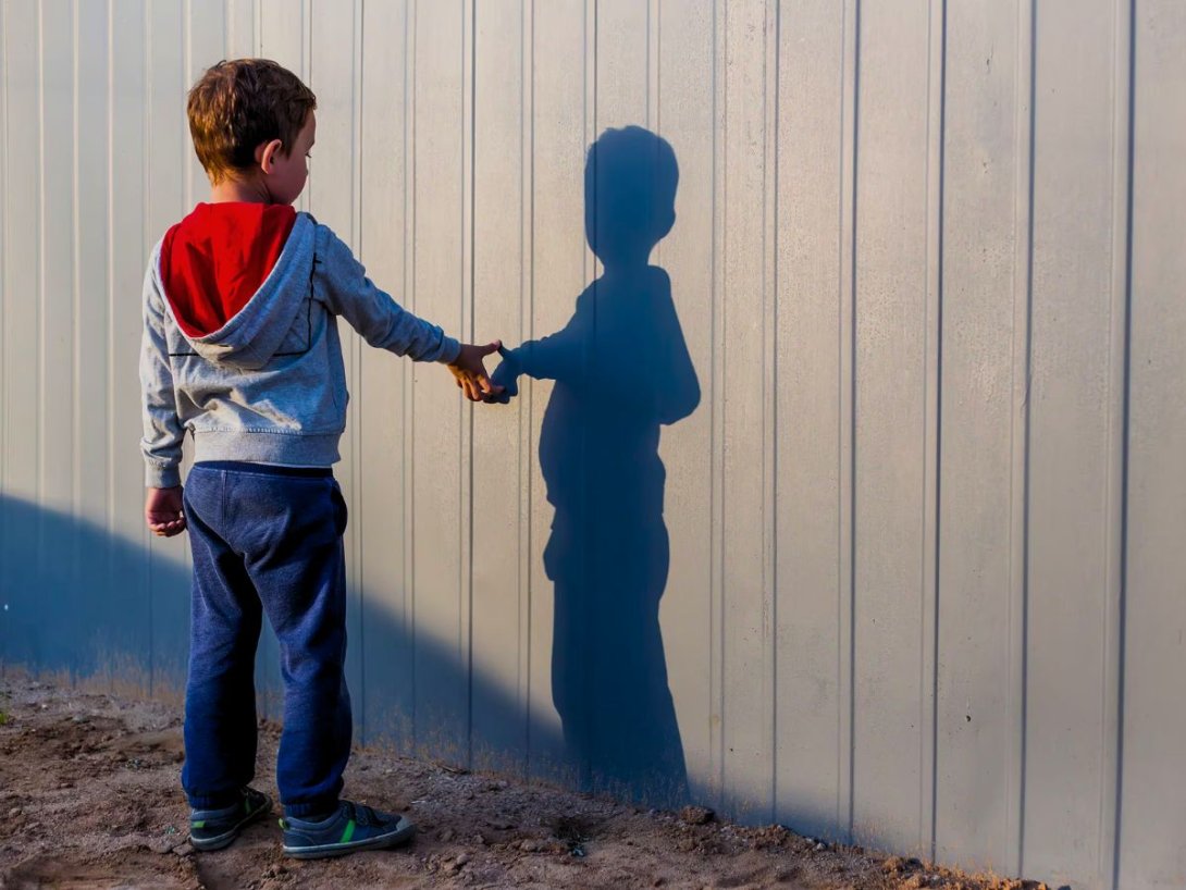 Niño con su amigo imaginario.