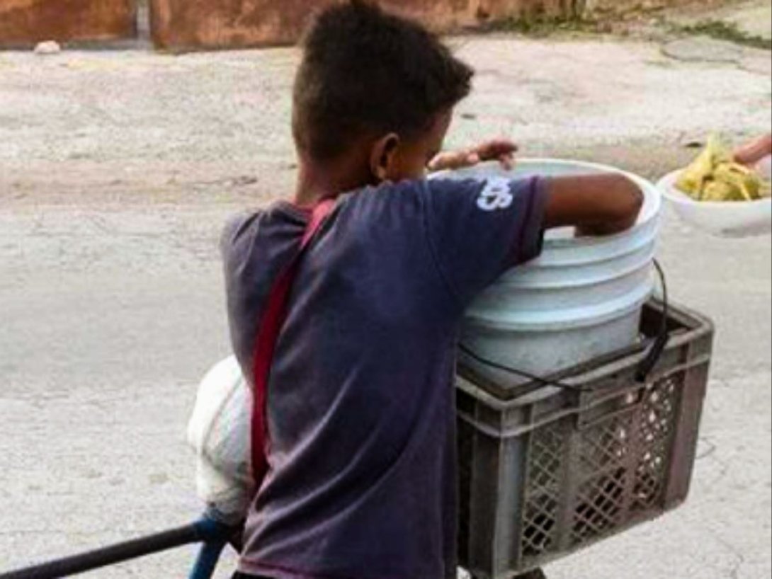 Niño de 10 años vende tamales en Camagüey (2023), Facebook de José Luis Tan Estrada.