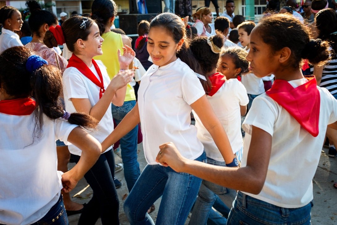 Niñas cubanas bailando reparto. Foto: Frank Miller (Instagram).