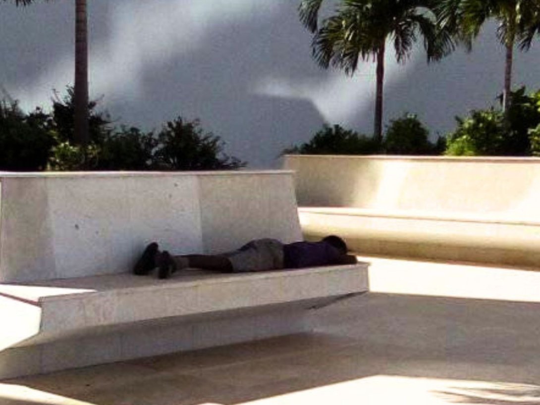 Niño cubano de la calle en los exteriores del hotel Gran Muthu Habana (2025).
