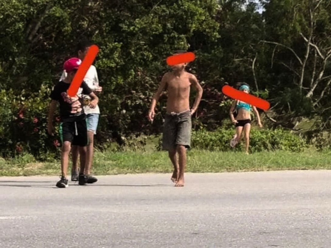 Niños pidiendo dinero en autopista de La Habana (2025), grupo de Facebook "Madres cubanas por un mundo mejor".
