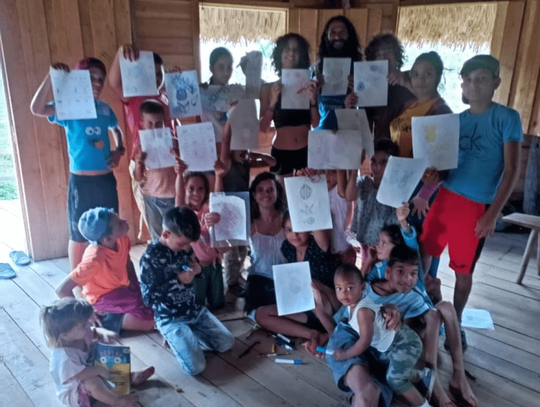 Niños de la comunidad durante un taller en el proyecto de permacultura Ramaviva.