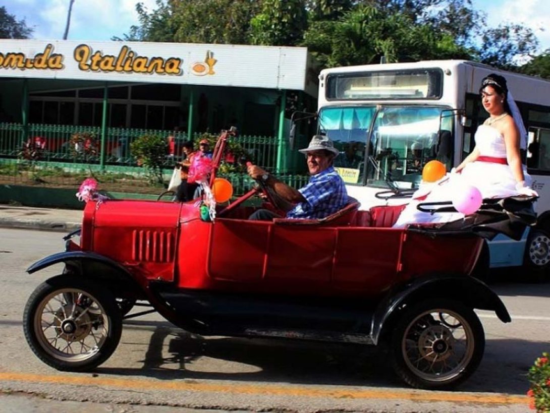 Novia en un coche antiguo. Foto: Francis Sánchez