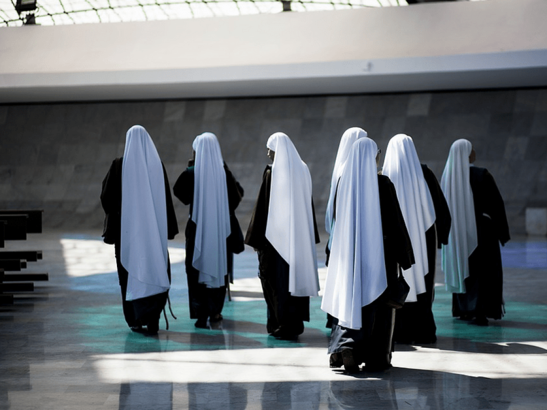 Grupo de monjas de espalda.