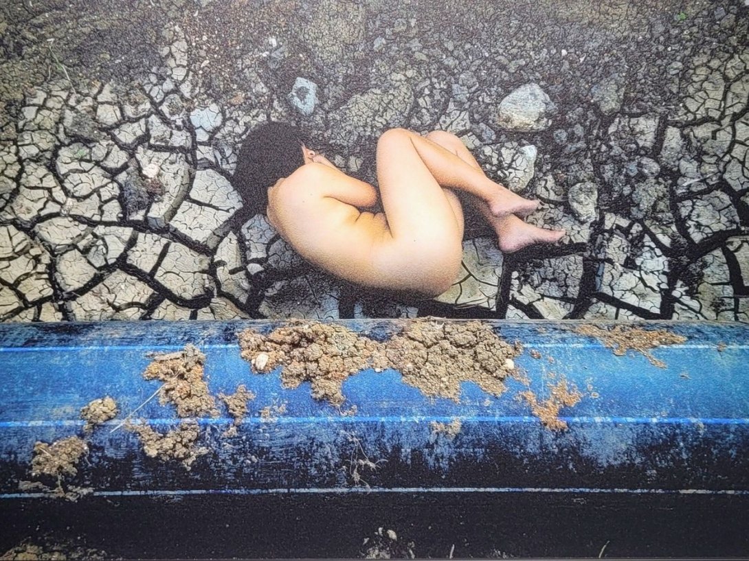 "Contar el tiempo" (2021) de la serie "In situ", de la artista cubana Su_ayma Parra. Técnica: impresión a relieve sobre dibond. Dimensiones: 43 x 64 cm.