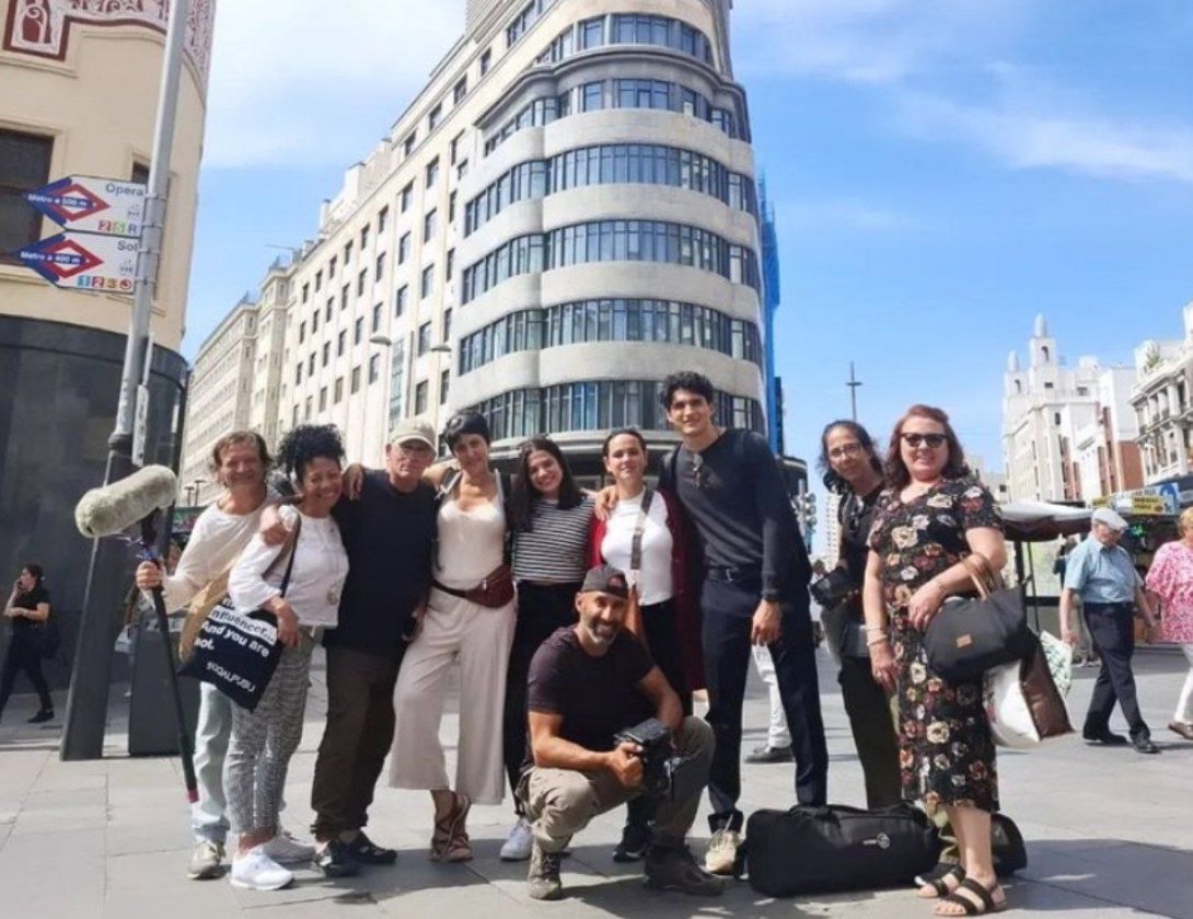 Omar Alí junto a una parte del elenco de la película "El camino", rodada en Madrid.
