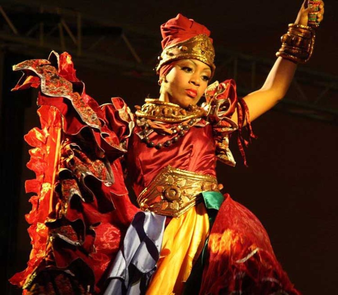 Bailarina rinde homenaje a los Orishas