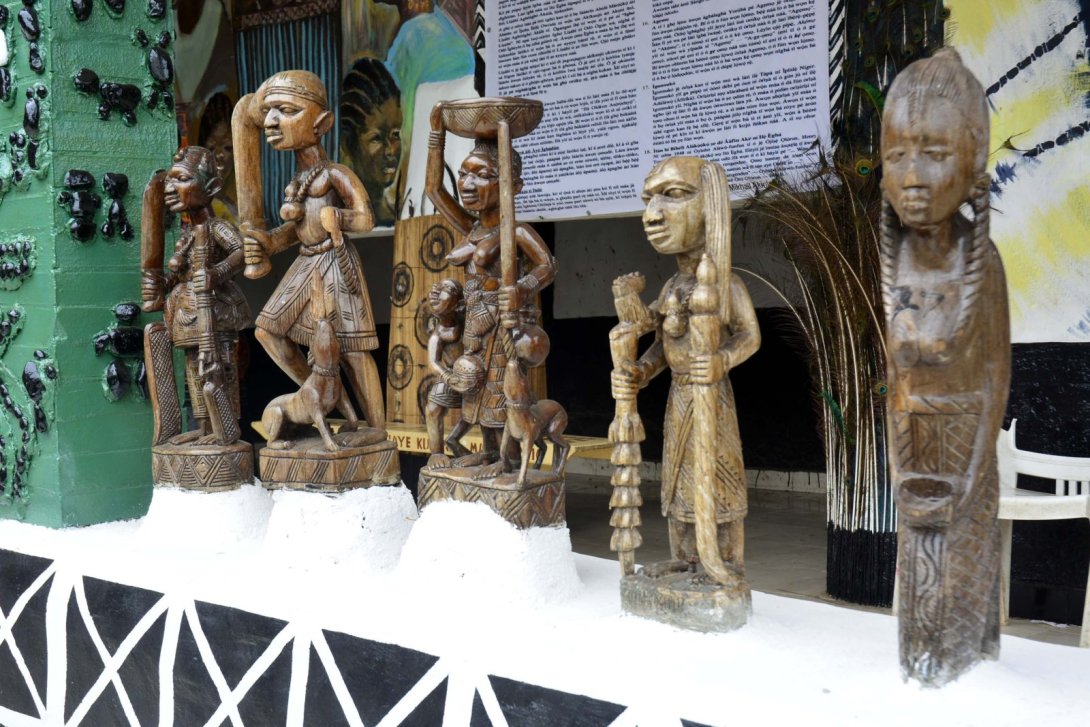 Esculturas Orishas en el Palacio del Rey, ubicado en Abeokuta, Nigeria.