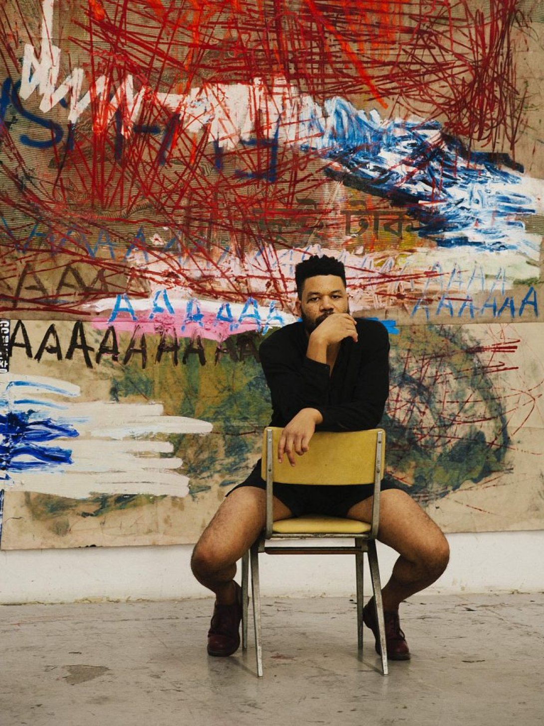 El artista contemporáneo colombiano Oscar Murillo. Foto: The Aspen Times.
