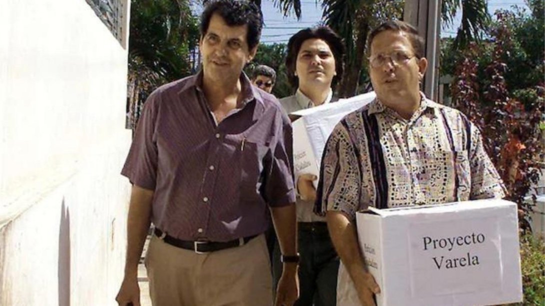 Oswaldo Payá y otros integrantes del Movimiento Cristiano Liberación, entregan firmas del Proyecto Varela.