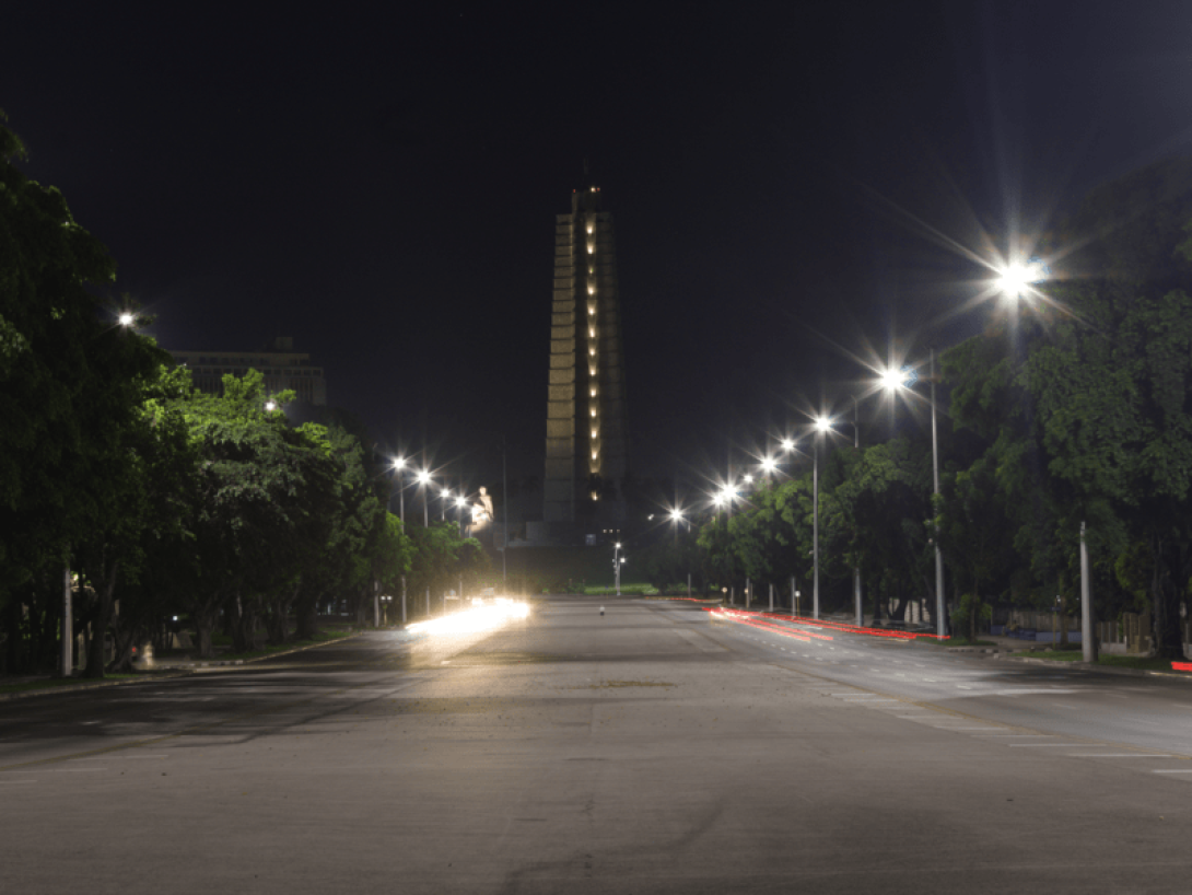 Plaza de la Revolución en La Habana, vista por la calle Paseo.