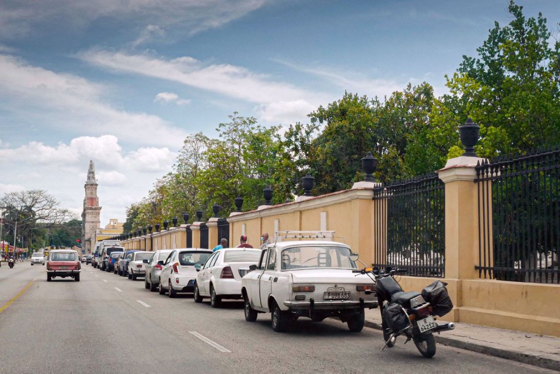Fila de automóviles para conseguir gasolina en el municipio Plaza de la Revolución.