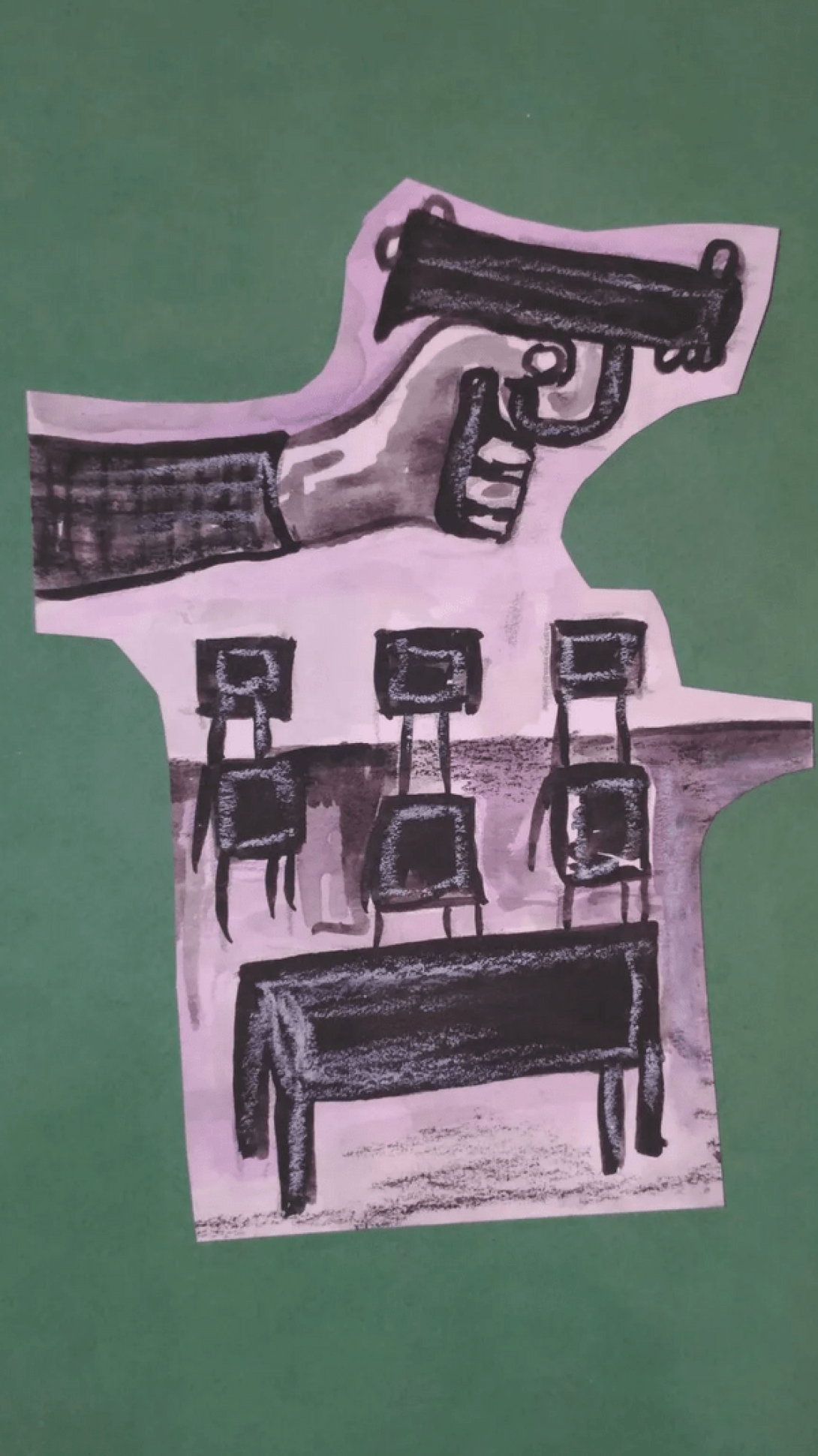 Mano apuntando pistola en un teatro.