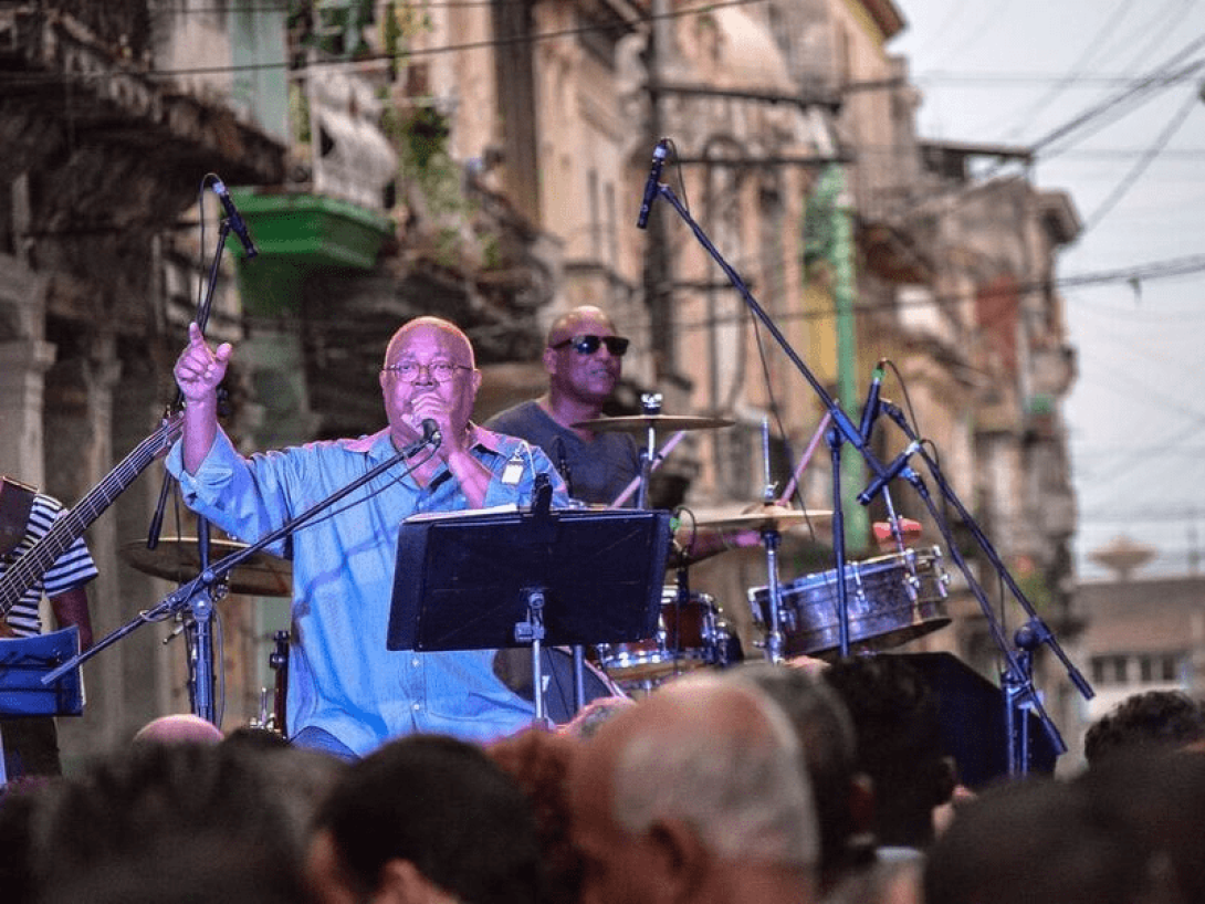El músico cubano Pablo Milanés en concierto.