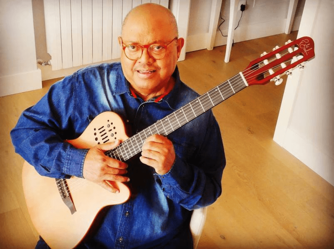 Pablo MIlanés sosteniendo su guitarra.