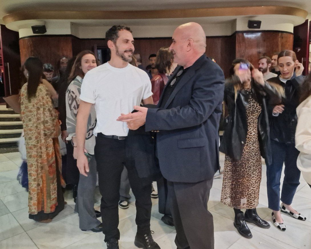 Actor español Paco León conversa con Francis Sánchez, director de Árbol Invertido, en la premier del documental "Patria y Vida".
