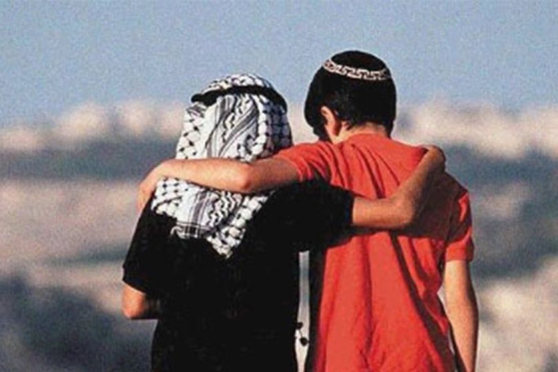 Un niño palestino y otro israelí caminando de espaldas abrazados.