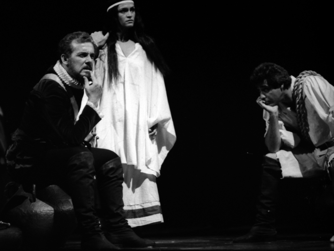 Tres actores en escena.