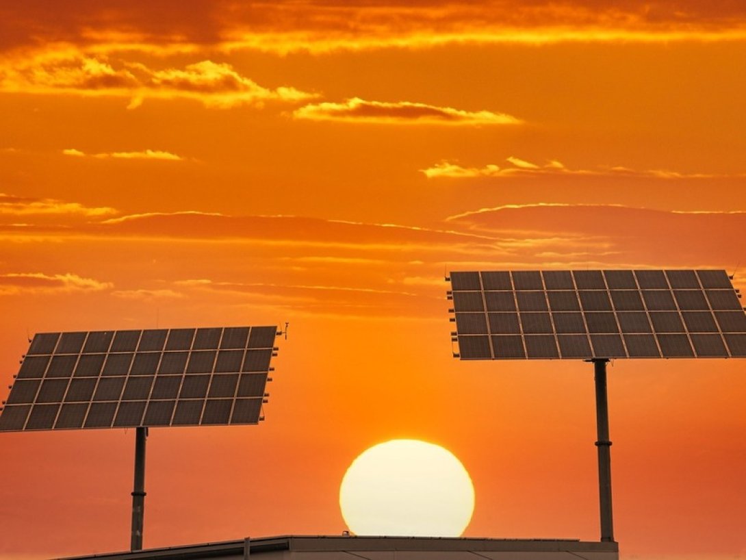 Paneles solares en un paisaje al atardecer.