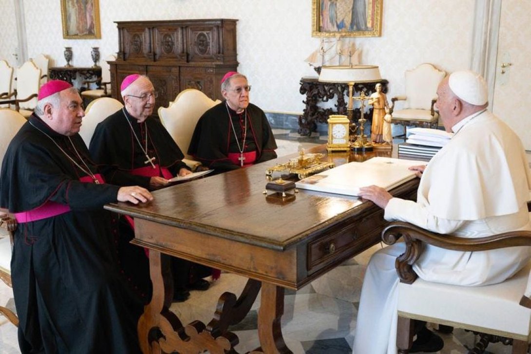Papa Francisco recibe a obispos cubanos en el Vaticano.