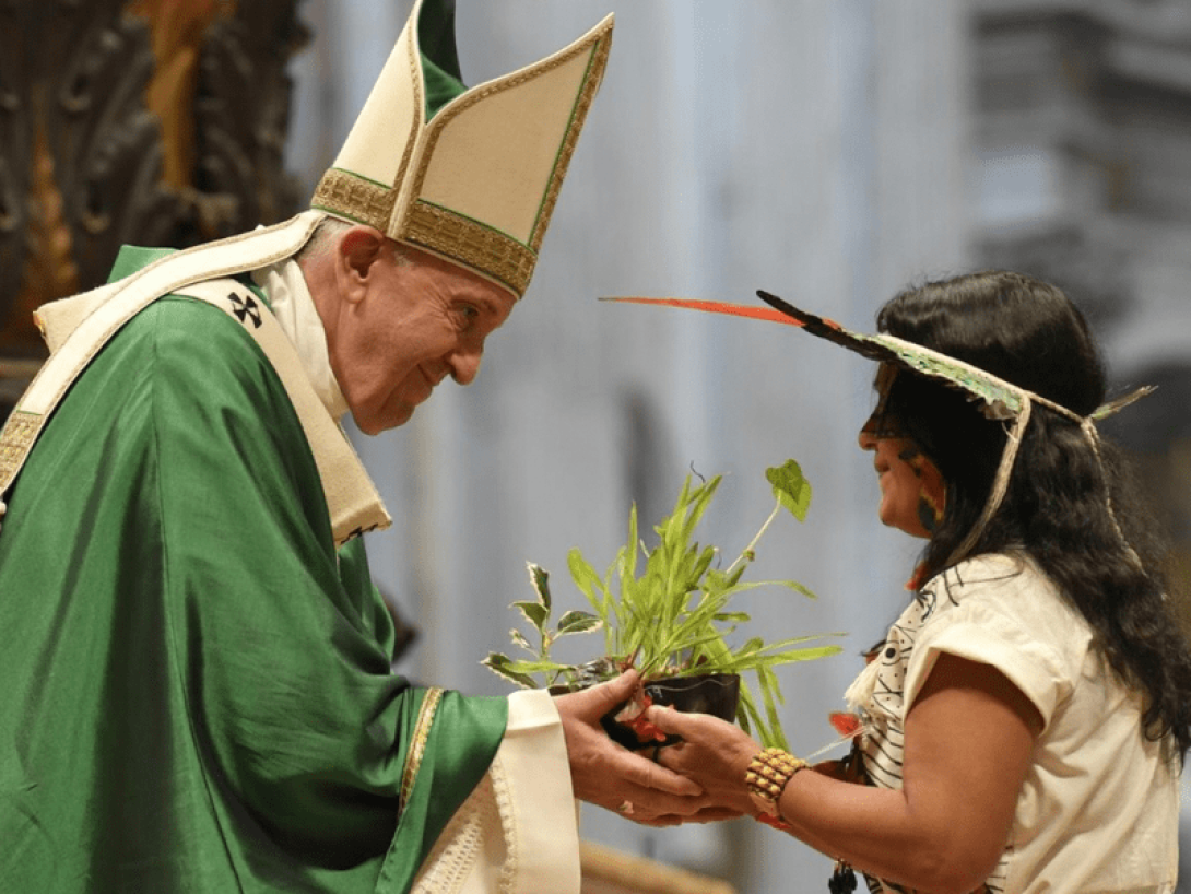 El Papa en la celebración final del Sínodo de la Amazonia en 2019 compartiendo una planta con una mujer indígena.