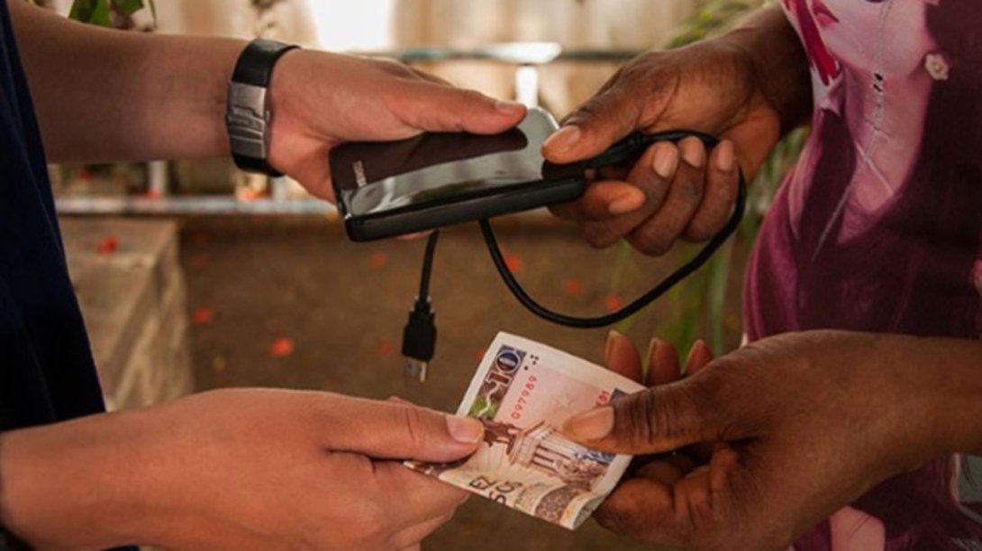 Compra del paquete semanal en Cuba en un disco duro externo.