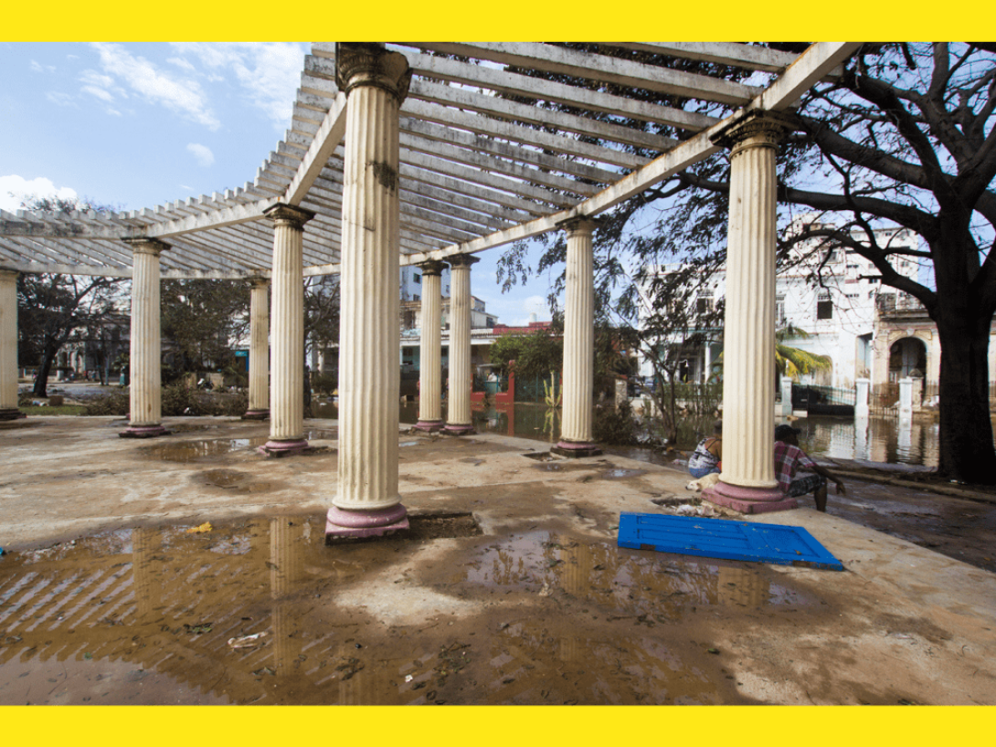 Parque muestra signos de abandono con agua y basura acumulada. 