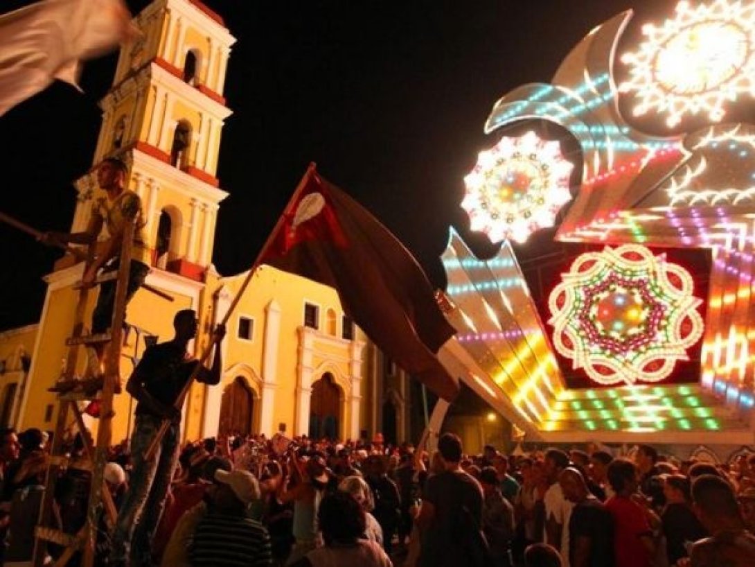 Carroza iluminada frente a la Parroquia de la Inmaculada Concepción durante las Parrandas de Chambas (Ciego de Ávila).