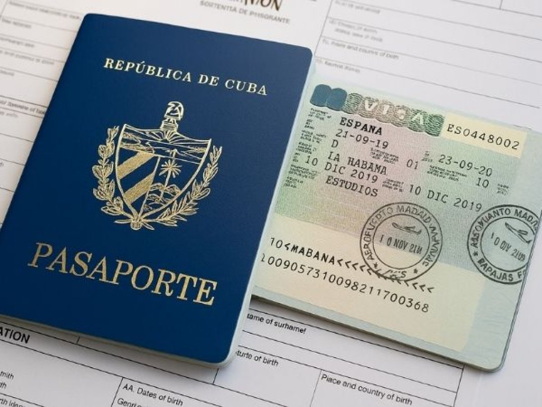 Pasaporte cubano con la inscripción “República de Cuba” junto a un visado español con sellos y formularios.
