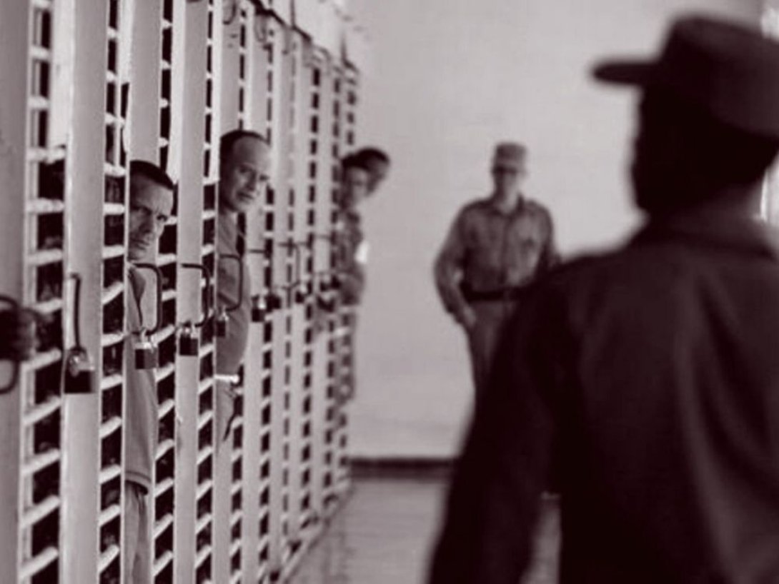 Pasillo de cárcel cubana con presos. 