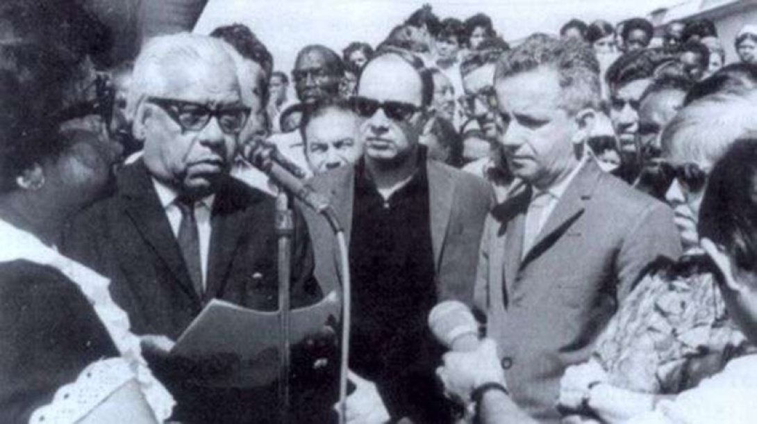 De izquierda a derecha: Nicolás Guillén, Alfredo Guevara y Luis Pavón en sepelio de Ignacio Villa "Bola de nieve" (1971).
