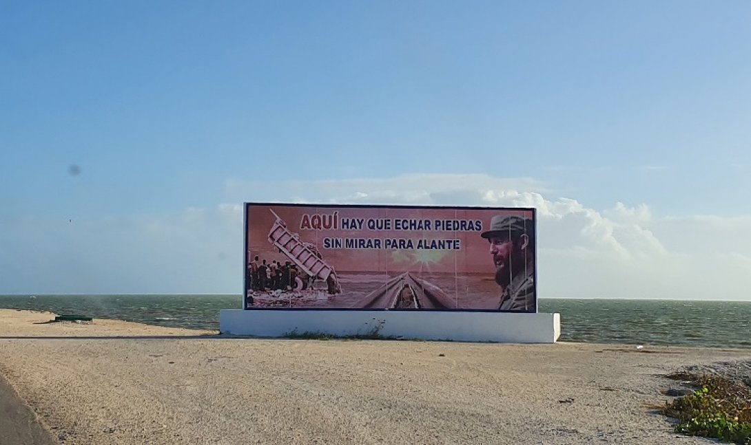 Cartel en el pedraplén de Cayo Coco