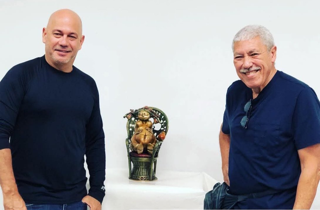 Jorge Luis Álvarez junto a Pedro Pablo Oliva y su obra "Homenaje de Una novia para David".