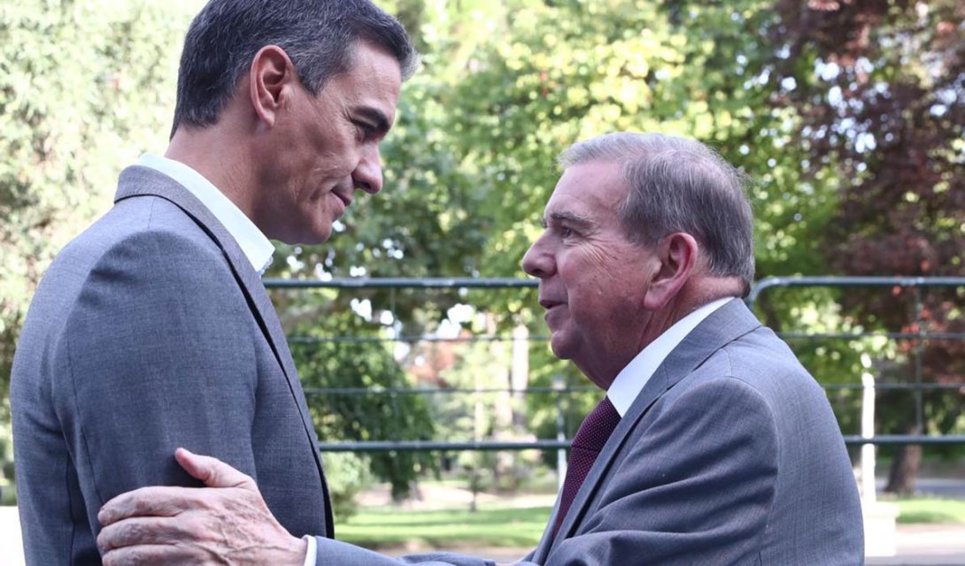 Pedro Sánchez se reúne con el opositor venezolano Edmundo González.