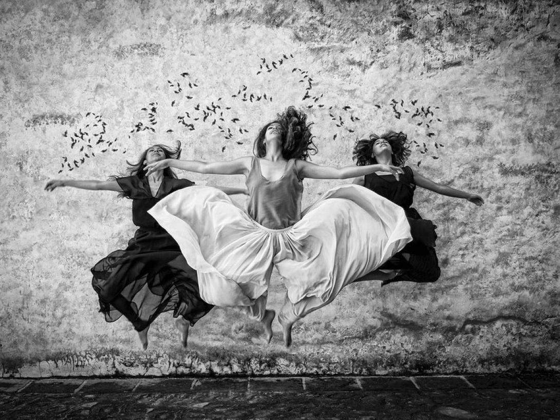 Mujeres saltando juntas.