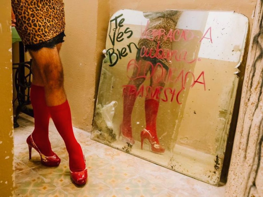 Performance "Happy Birthday" del artista cubano Yadian Rizo Abreu en el evento en el Festival del grafiti "Fuego a la lata" (2025). Foto de Alejandro Guirola.