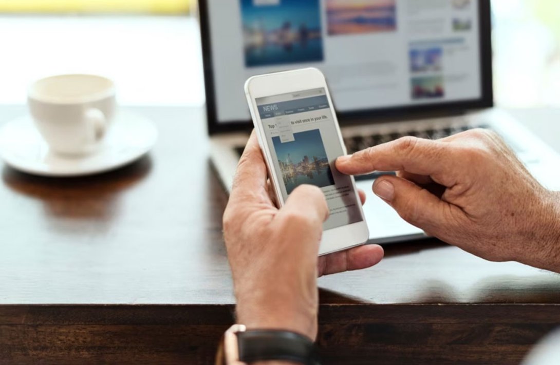 Periodismo digital. Manipulando un teléfono móvil