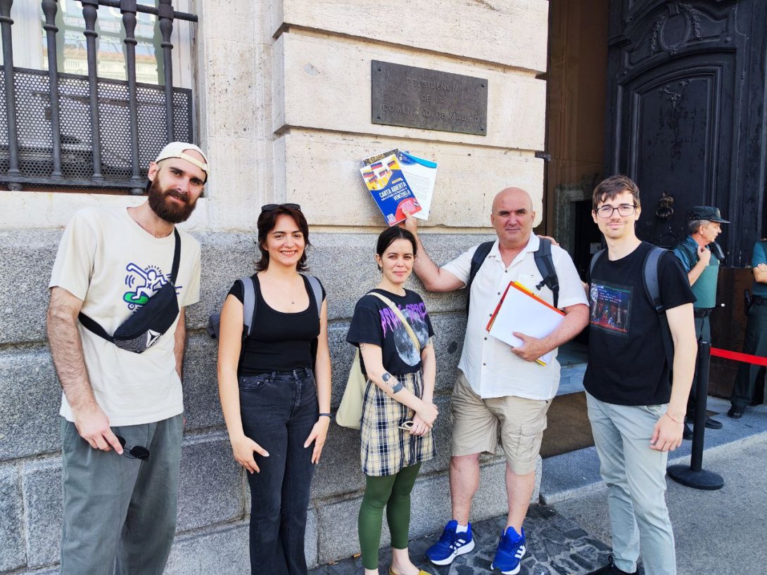 Miembros de Árbol Invertido y Alas Tensas en la sede de la Comunidad de Madrid.