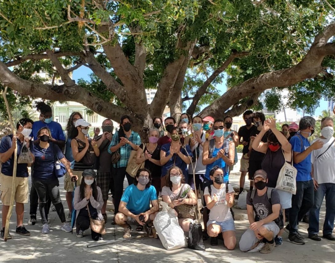 Ambientalistas en la siembra del 5 de junio en el Parque Villalon, en La Habana.