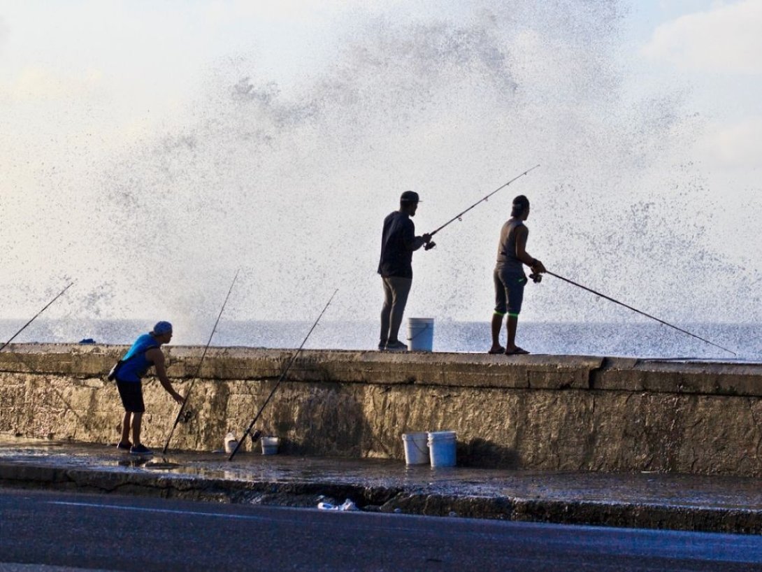 Pescadores en el Malecón de La Habana. 
