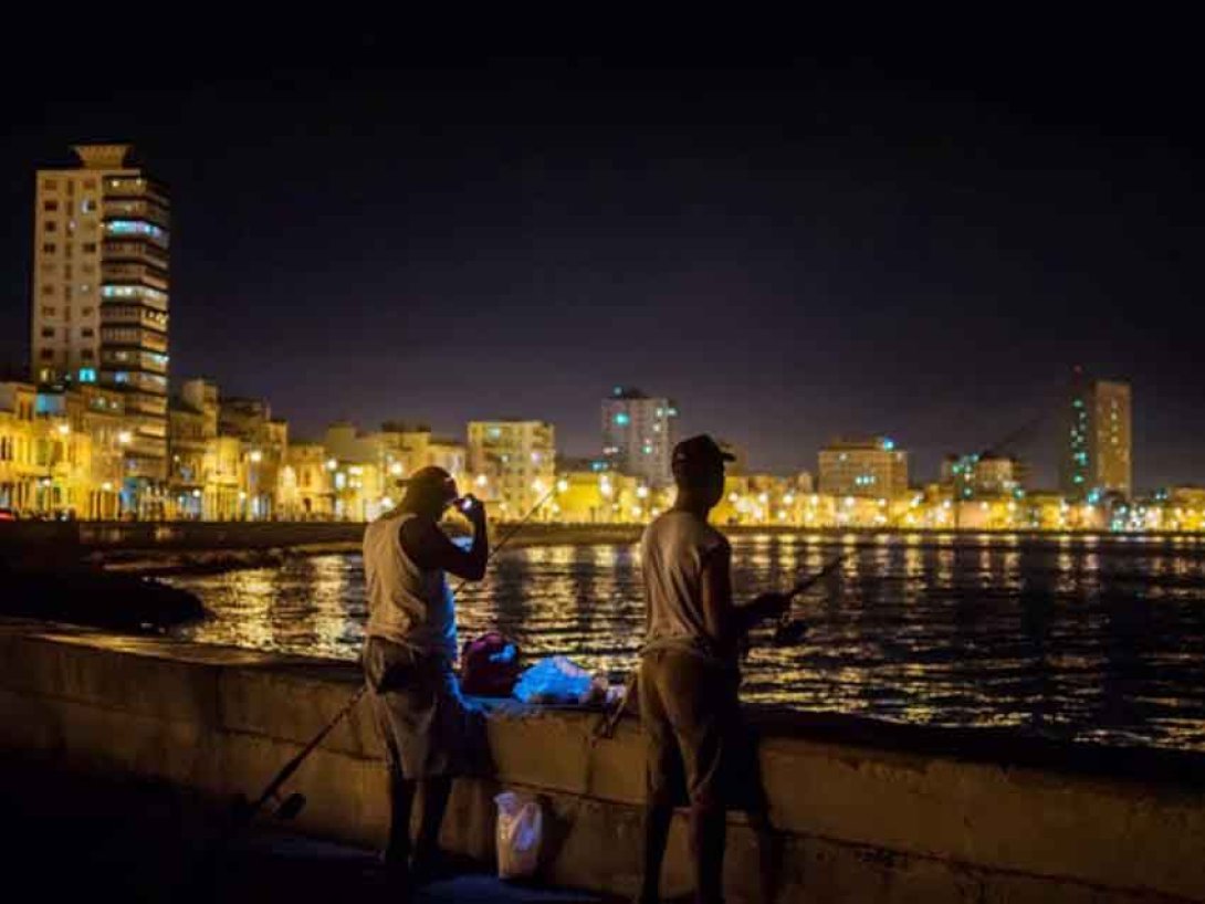 Pescadores en el malecón de La Habana. Foto: Chris Erland