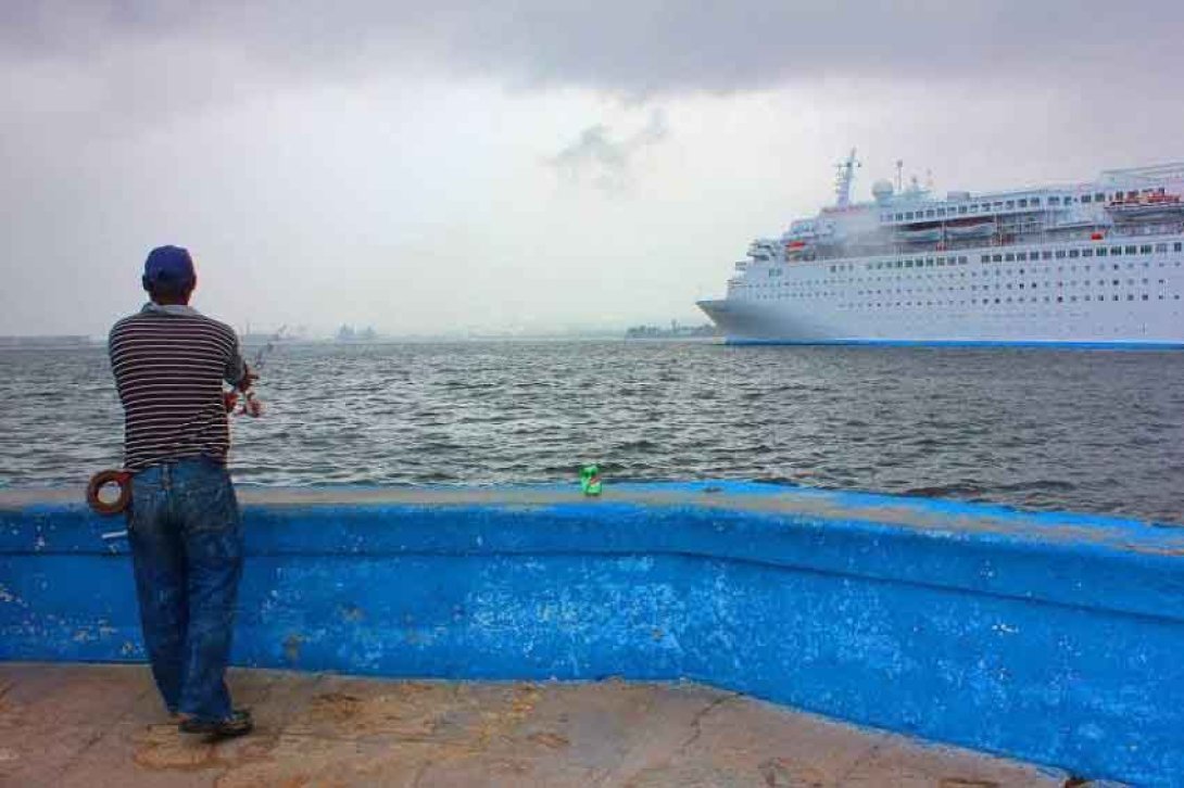 Pescador en el malecón. Foto: Francis Sánchez