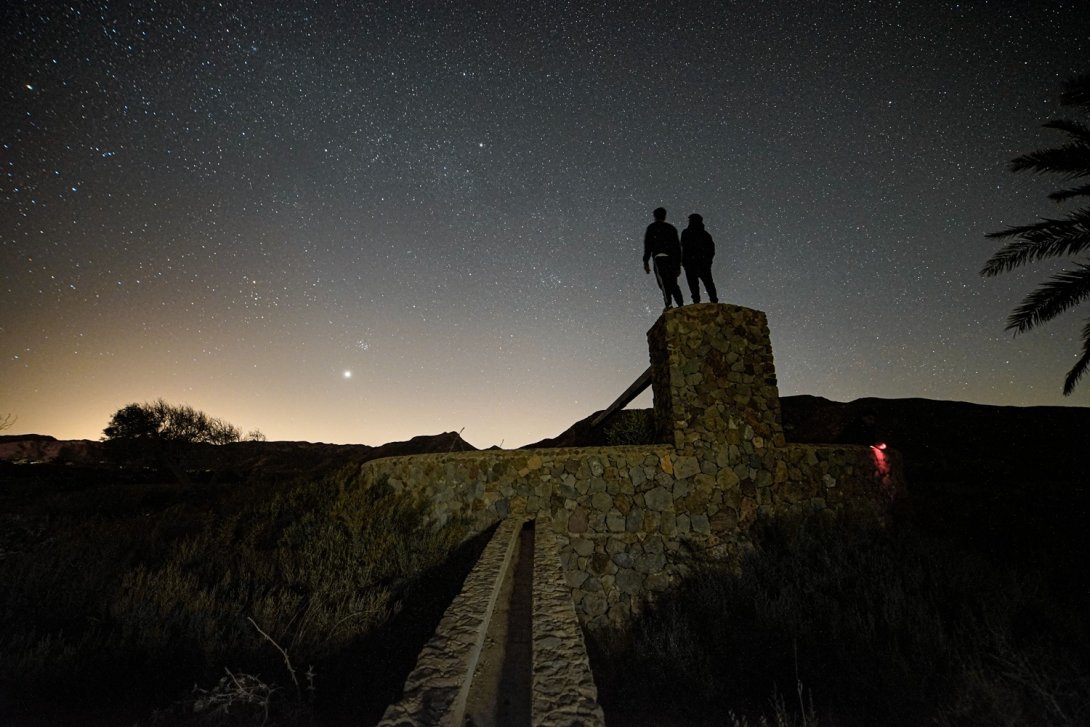 Astroturismo en España. Dos personas bajo las estrellas