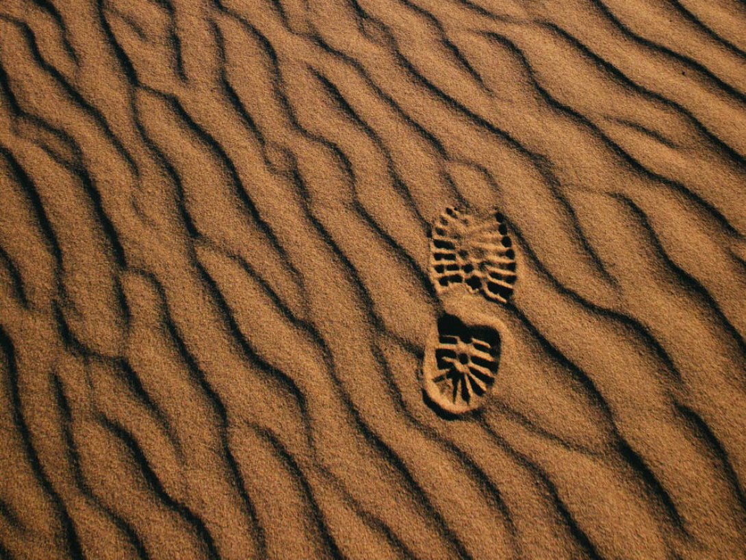 Huella en la arena del desierto
