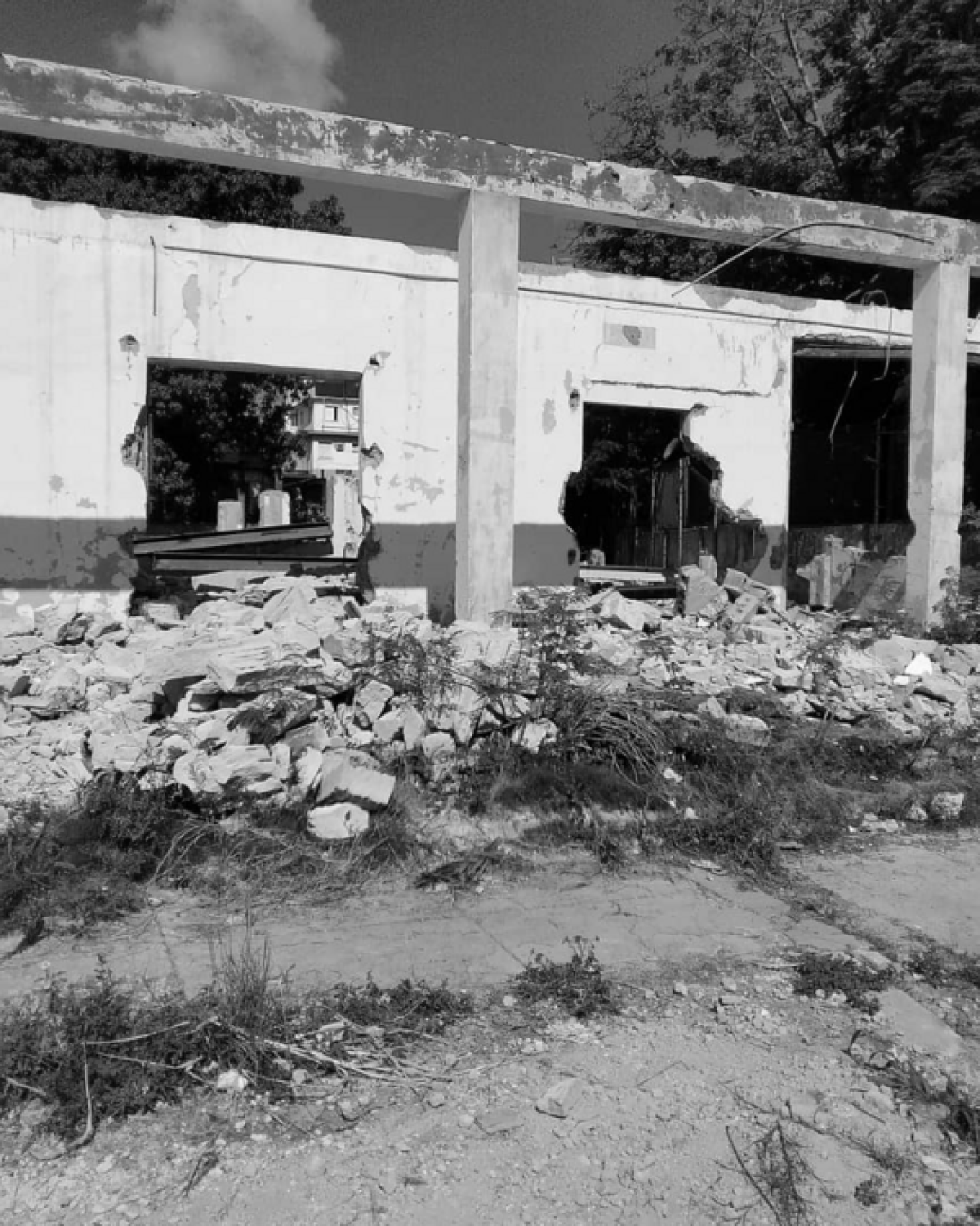 Un derrumbe en La Habana, Cuba, muestra un viejo edificio en ruinas que llena la calle de escombros.