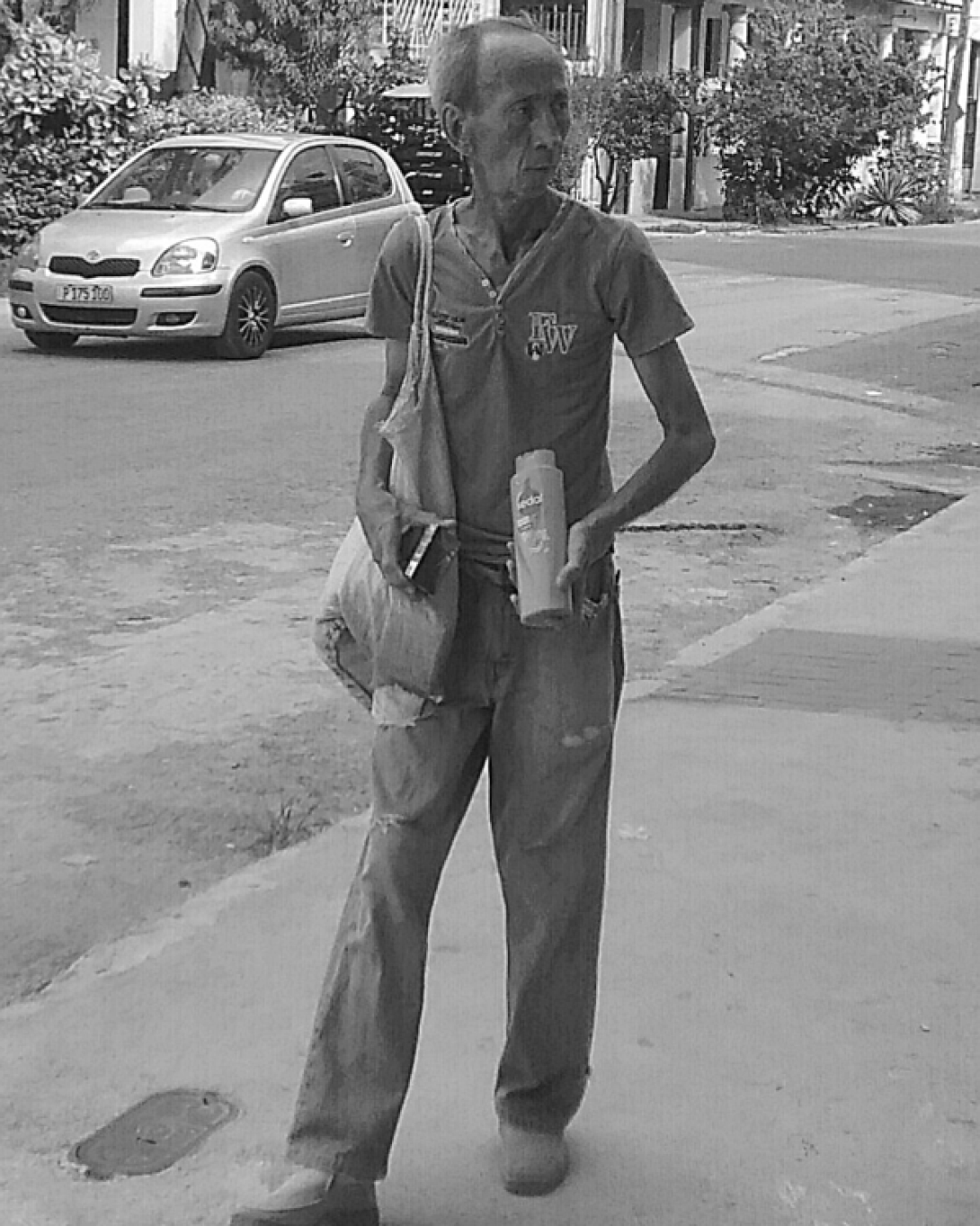 Un cubano con aspecto muy pobre camina por la calle.