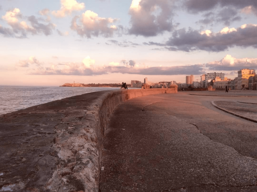 Vista del malecón en La Habana, Cuba: lugar emblemático donde confluye la ciudad y su gente con el mar.