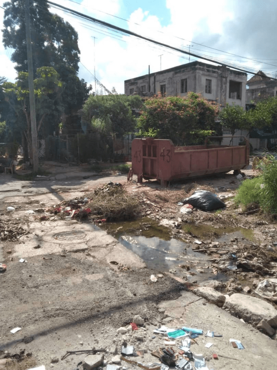 Los basureros en La Habana: Un contenedor desbordado de basura ensucia también la calle y los alrededores. 