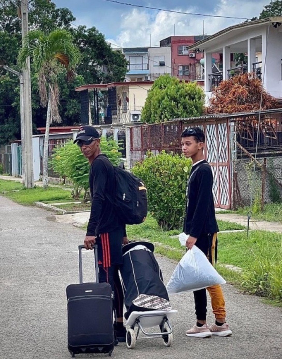 El preso político Eliezet Sesma regresa a la cárcel. Su hijo Jonathan lo acompaña y ayuda a cargar proviciones (agosto de 2026). Foto: Facebook de Lara Crofs.
