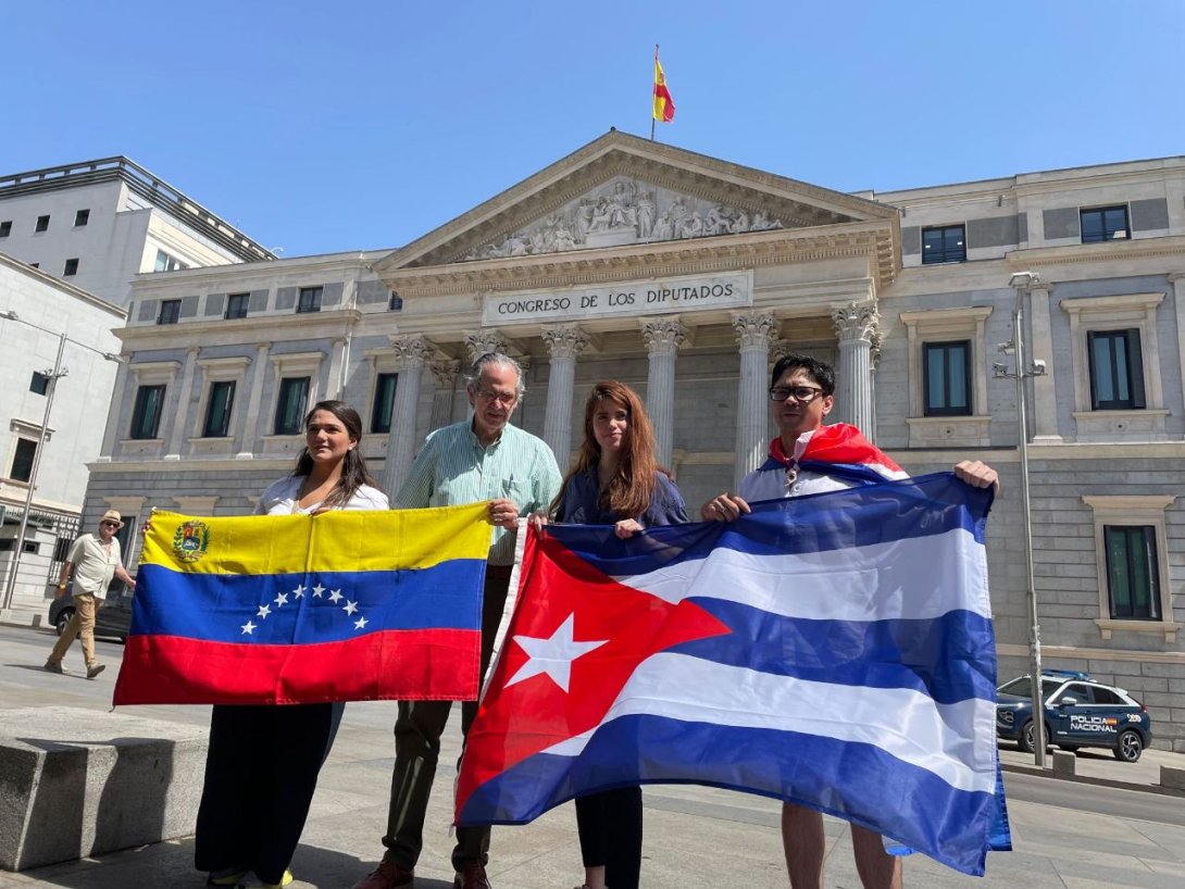 Activistas venezolanos y cubanos frente al Congreso de los Diputados